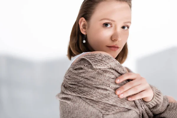 Linda Confiante Size Menina Olhando Para Câmera Enquanto Abraçando Branco — Fotografia de Stock