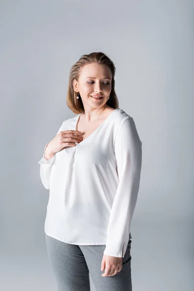 Sorridente Elegante Menina Com Sobrepeso Mãos Dadas Peito Enquanto Posando — Fotografia de Stock