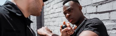 Yatay polis mahsulü duygusal Afrikalı Amerikalı adamı alıkoyuyor, ırkçılık kavramı 
