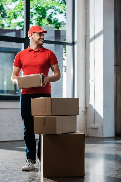 Homem Entrega Feliz Cap Segurando Caixa Papelão Olhando Para Longe — Fotografia de Stock