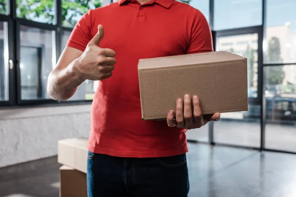 Vista Recortada Del Repartidor Hombre Sosteniendo Caja Cartón Mostrando Pulgar — Foto de Stock