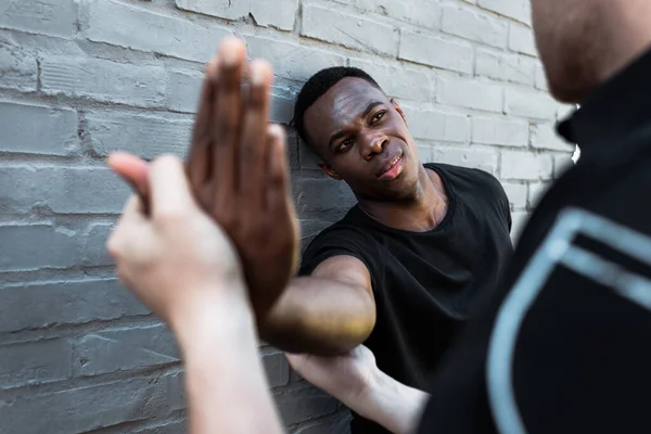 Избирательный Фокус Раненого Африканского Американца Смотрящего Полицейского Трогательной Рукой Концепция — стоковое фото