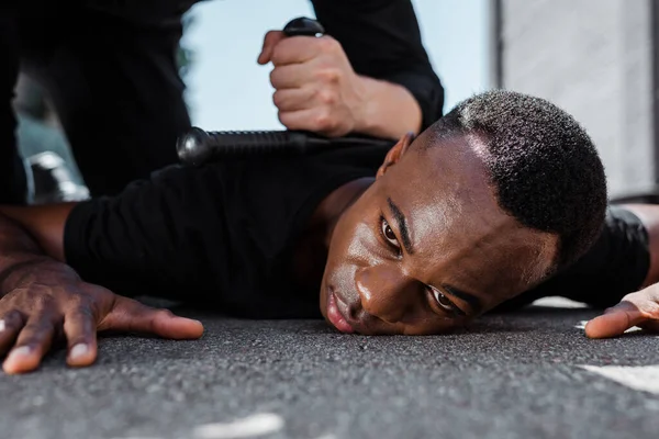 Enfoque Selectivo Del Hombre Afroamericano Detenido Acostado Suelo Cerca Oficial — Foto de Stock