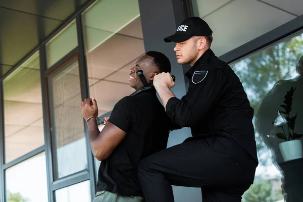 Поліцейський Тримає Поліцейську Паличку Біля Горла Наручниках Афроамериканця Концепція Расизму — стокове фото