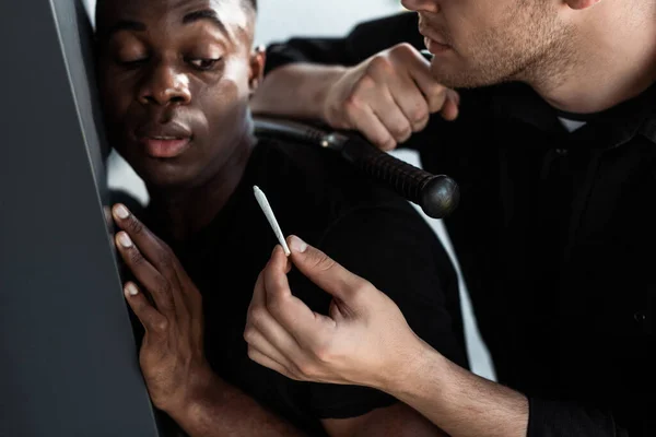 Foyer Sélectif Policier Tenant Joint Roulé Matraque Près Homme Afro — Photo