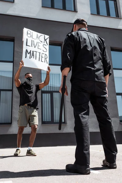 Enfoque Selectivo Del Hombre Afroamericano Con Bufanda Cara Con Pancarta — Foto de Stock