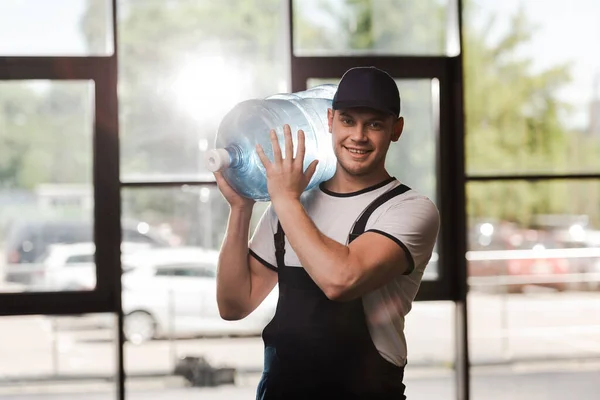 Glad Leverans Man Uniform Innehav Flaskvatten — Stockfoto