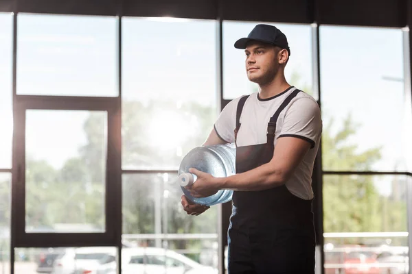 Beau Livreur Uniforme Capuchon Tenant Eau Embouteillée — Photo