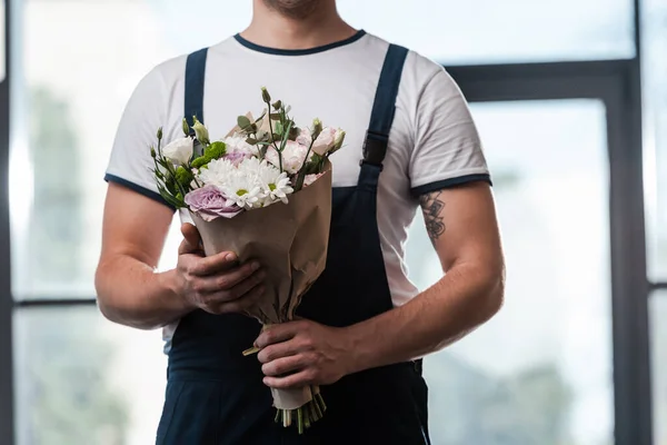 Cropped View Delivery Man Holding Bouquet Blooming Flowers — Stock Photo, Image