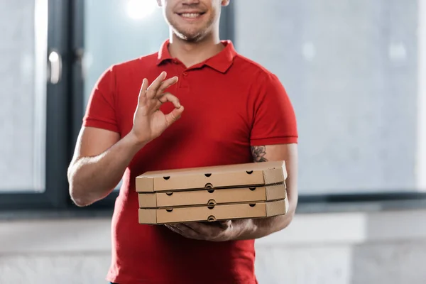 Vue Recadrée Livreur Heureux Montrant Signe Tenant Boîtes Pizza — Photo