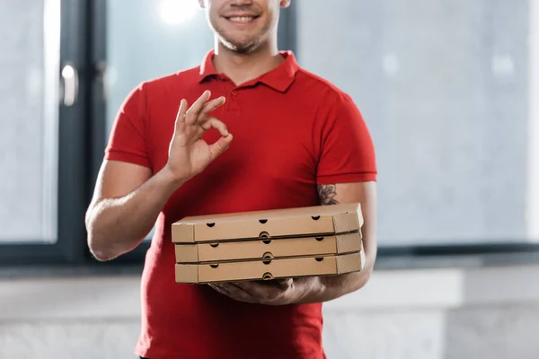 Bijgesneden Weergave Van Gelukkige Levering Man Tonen Teken Het Houden — Stockfoto