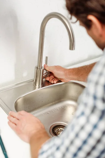 Selective Focus Plumber Repairing Faucet Kitchen — Stock Photo, Image