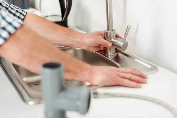Selective Focus Plumber Fixing Kitchen Faucet Pipes Worktop — Stock Photo, Image