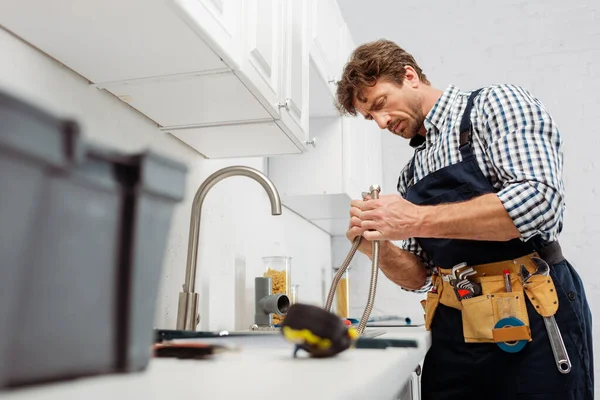 Selectieve Focus Van Loodgieter Houden Metalen Buis Buurt Van Keukenkraan — Stockfoto