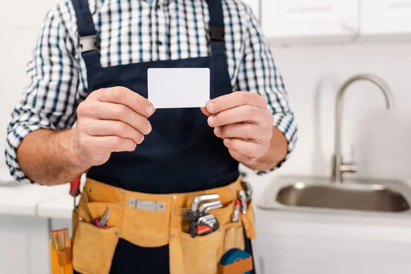 Vista Cortada Trabalhador Cinto Ferramentas Segurando Cartão Vazio Cozinha — Fotografia de Stock