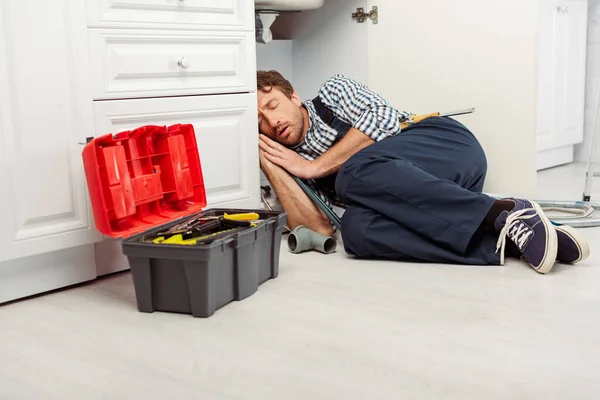 Fontanero Durmiendo Suelo Cerca Caja Herramientas Fregadero Cocina — Foto de Stock