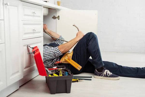 Selectieve Focus Van Loodgieter Houden Metalen Buis Terwijl Vaststelling Van — Stockfoto