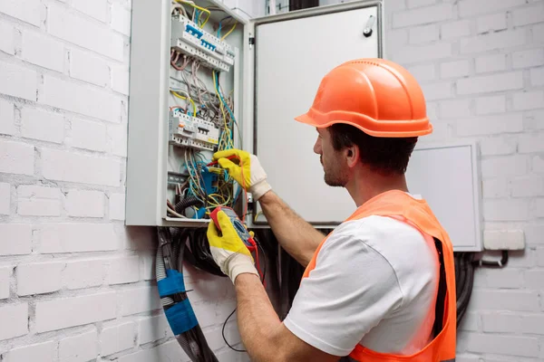 Guapo Electricista Hardhat Guantes Sosteniendo Multímetro Cerca Caja Distribución Eléctrica — Foto de Stock