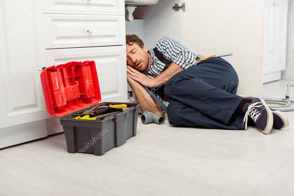 Idraulico Dormire Piano Vicino Cassetta Degli Attrezzi Lavandino Cucina -  Foto Stock: Foto, Immagini © HayDmitriy 386968940