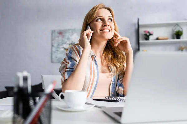 Foco Seletivo Mulher Sorridente Falando Smartphone Perto Xícara Café Laptop — Fotografia de Stock