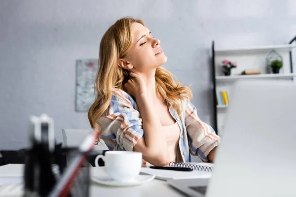 Selektivt Fokus Utmattad Kvinna Som Vidrör Nacken Medan Hon Arbetar — Stockfoto