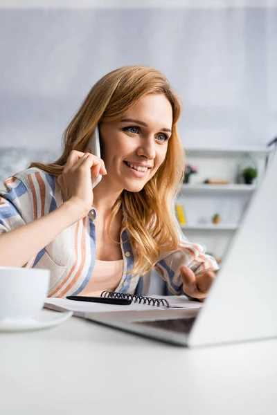 Foco Seletivo Mulher Sorridente Falando Smartphone Usando Laptop Durante Entrevista — Fotografia de Stock