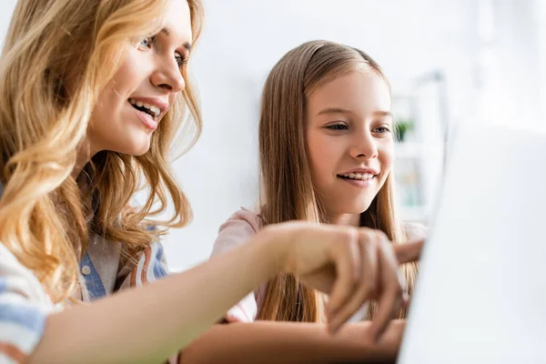 Selective Focus Mother Pointing Finger Laptop Smiling Child Home — Stock Photo, Image