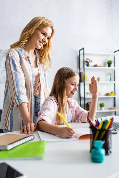 Enfoque Selectivo Mujer Sonriente Pie Cerca Hija Durante Aprendizaje Electrónico — Foto de Stock