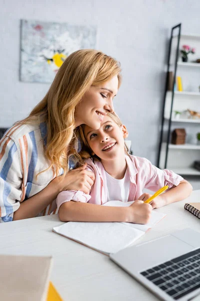 Enfoque Selectivo Madre Abrazando Niño Sonriente Sosteniendo Pluma Cerca Del — Foto de Stock