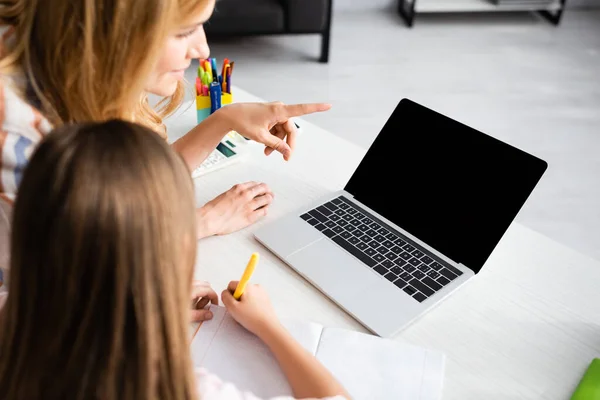 Foco Seletivo Mulher Apontando Com Dedo Para Laptop Perto Criança — Fotografia de Stock