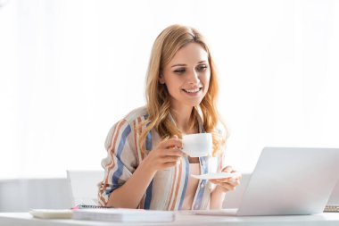 Seçici odak noktası, gülümseyen ve bardağı tutan kadın. 