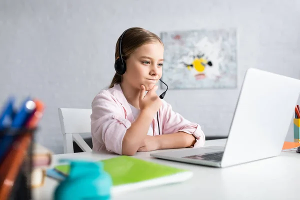 Selective Focus Thoughtful Kid Headset Using Laptop Stationery Table — Stock Photo, Image