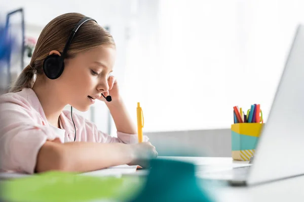 Foco Seletivo Criança Usando Fone Ouvido Durante Aprendizagem Eletrônica Casa — Fotografia de Stock