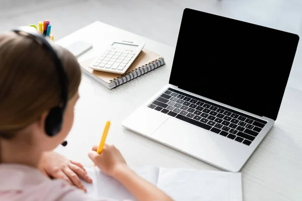 Selective Focus Child Headset Writing Notebook Laptop Stationery Table — Stock Photo, Image