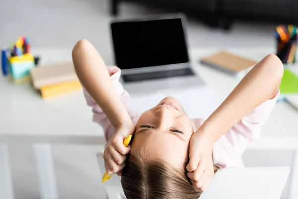 Vista Aérea Del Niño Cansado Sosteniendo Pluma Durante Educación Línea —  Fotos de Stock