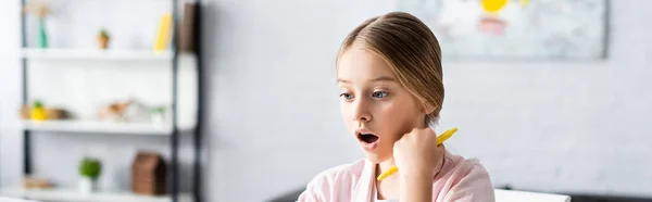 Cultivo Panorámico Niño Sorprendido Sosteniendo Pluma Casa — Foto de Stock