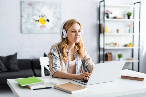 Selective Focus Pretty Woman Working Laptop Headphones — Stock Photo, Image