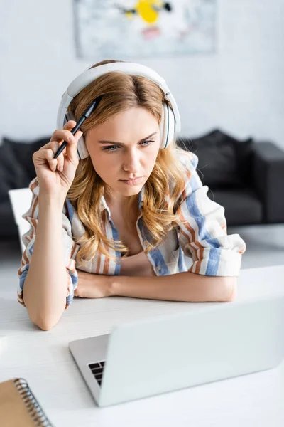 Foco Seletivo Mulher Pensativa Usando Fones Ouvido Com Laptop Mesa — Fotografia de Stock