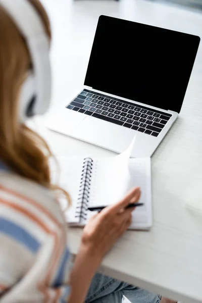 Vista Cortada Mulher Trabalhando Com Notebook Laptop — Fotografia de Stock