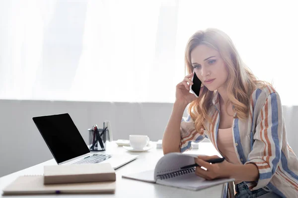 Selective Focus Pretty Freelancer Working Notebook Digital Devices — Stock Photo, Image