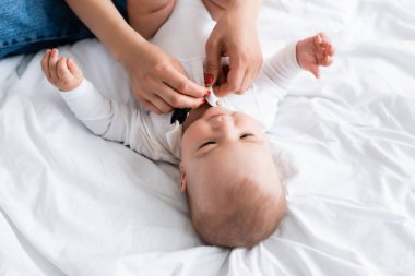 Annenin bebek tulumu giydiği görüntüler. 
