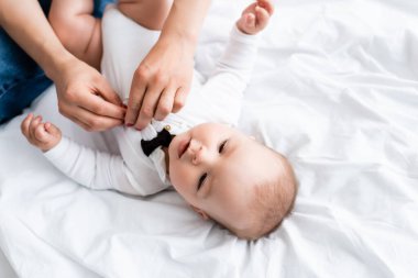 Bebek arabası takan bir kadının bebek oğluna bakışları. 