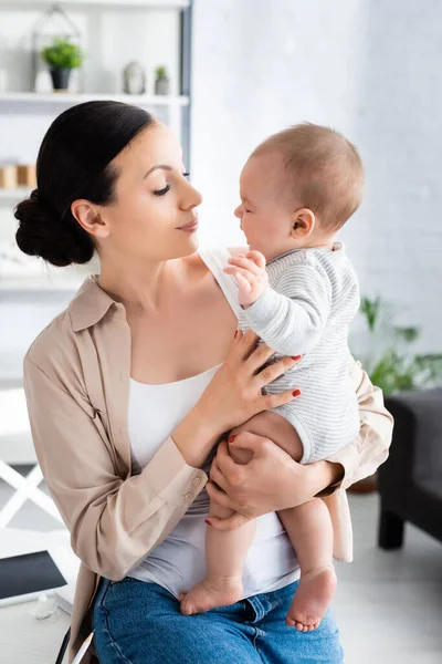 Attraktiv Mamma Håller Armarna Och Tittar Söt Spädbarn Son Baby — Stockfoto