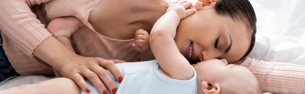 Cosecha Horizontal Madre Con Los Ojos Cerrados Acostado Cama Con — Foto de Stock