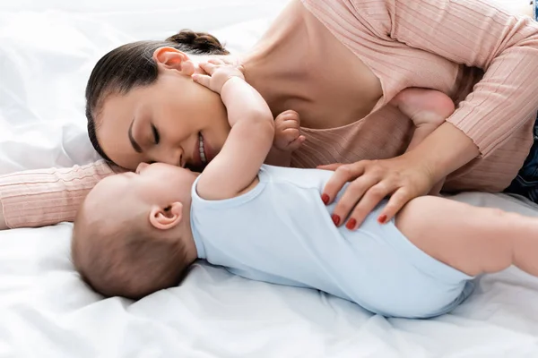 Moeder Met Gesloten Ogen Liggend Bed Met Baby Jongen — Stockfoto