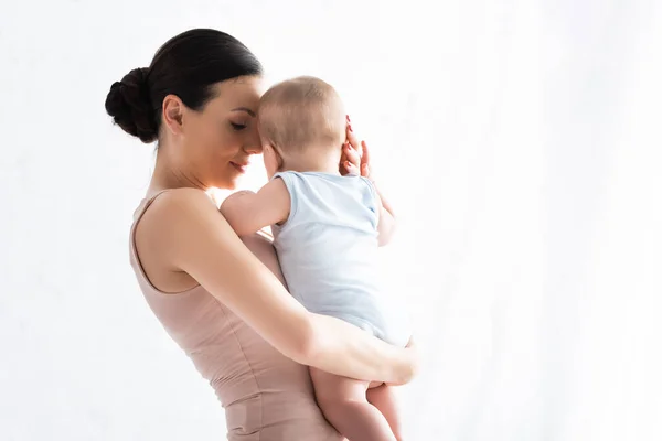 Mãe Segurando Nos Braços Adorável Bebê Filho Bebê Romper — Fotografia de Stock