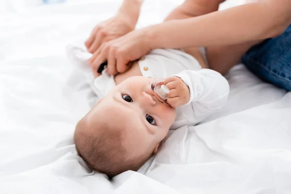 Selektiver Fokus Der Mutter Babystrampler Auf Den Säugling Mit Schnuller — Stockfoto