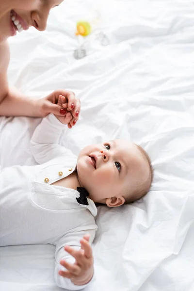 Mãe Feliz Tocando Mão Filho Bebê Bonito Cama — Fotografia de Stock