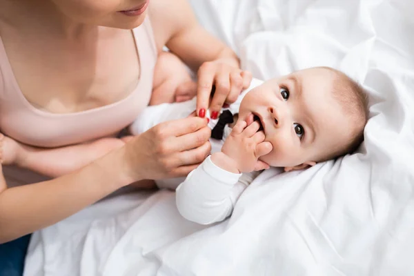 Selektiver Fokus Der Mutter Berührt Entzückenden Sohn Babystrampler Mit Fliege — Stockfoto