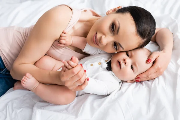 Vista Aérea Atractiva Madre Abrazando Adorable Hijo Pequeño Mameluco Bebé —  Fotos de Stock